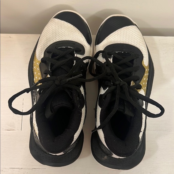 Under Armour Boys Black and Gold Basketball Shoes, 4Y - Picture 2 of 5